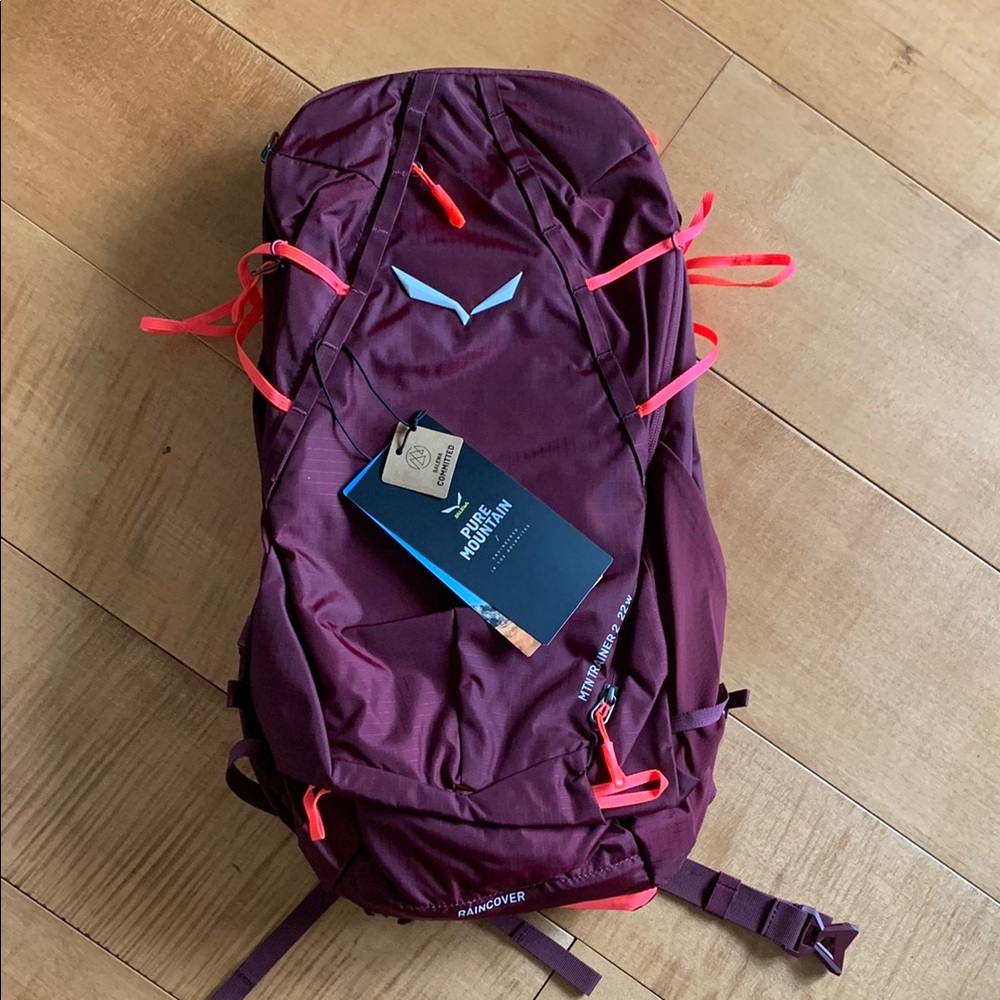 Salewa Burgundy Hiking Backpack with Coral Accents mountain trainer 22 unisex